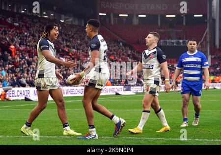 Der englische Kai Pearce-Paul feiert das fünfzehnte Spiel seiner Seite während des Rugby-League-WM-Spiels A in Bramall Lane, Sheffield. Bilddatum: Samstag, 29. Oktober 2022. Stockfoto