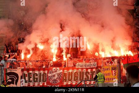 Stuttgart, Deutschland. 29. Oktober 2022. Fußball: Bundesliga, VfB Stuttgart - FC Augsburg, Matchday 12, Mercedes-Benz Arena Augsburger Fans zünden Bangalore-Feuer im Block an. Kredit: Hasan Bratic/dpa - WICHTIGER HINWEIS: Gemäß den Anforderungen der DFL Deutsche Fußball Liga und des DFB Deutscher Fußball-Bund ist es untersagt, im Stadion und/oder vom Spiel aufgenommene Fotos in Form von Sequenzbildern und/oder videoähnlichen Fotoserien zu verwenden oder zu verwenden./dpa/Alamy Live News Stockfoto