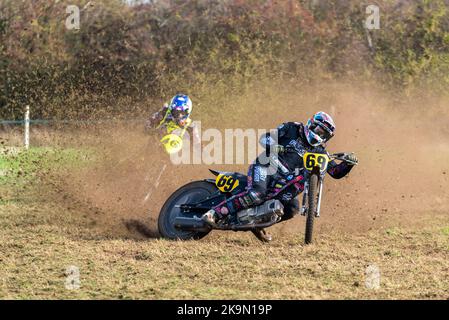 Purleigh Barns Farm, Latchingdon, Essex, Großbritannien. 29. Oktober 2022. Solo- und Seitenwagen-Motorräder sowie Quad-Bikes fuhren in verschiedenen Klassen auf einem Feld in der Nähe von Maldon in Essex um eine schlammige ovale Rennstrecke, organisiert vom Southend & District Motorcycle Club. Grasstrack-Rennen ist ähnlich wie Speedway-Rennen. Die Wettkampfklassen variieren zwischen im Uhrzeigersinn und gegen den Uhrzeigersinn. Die Motorleistung reicht bis zu 1000cc und umfasst Vintage-Maschinen vor 1975. 69 - Chad Wirtzfeld in 500cc Soloklasse Stockfoto