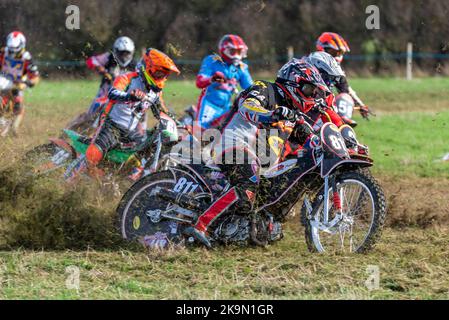 Purleigh Barns Farm, Latchingdon, Essex, Großbritannien. 29. Oktober 2022. Solo- und Seitenwagen-Motorräder sowie Quad-Bikes fuhren in verschiedenen Klassen auf einem Feld in der Nähe von Maldon in Essex um eine schlammige ovale Rennstrecke, organisiert vom Southend & District Motorcycle Club. Grasstrack-Rennen ist ähnlich wie Speedway-Rennen. Die Wettkampfklassen variieren zwischen im Uhrzeigersinn und gegen den Uhrzeigersinn. Die Motorleistung reicht bis zu 1000cc und umfasst Vintage-Maschinen vor 1975. 811 - Glyn Carlile-Stanton in der Solo-Klasse GT140 Stockfoto