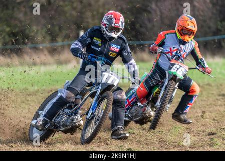 Purleigh Barns Farm, Latchingdon, Essex, Großbritannien. 29. Oktober 2022. Solo- und Seitenwagen-Motorräder sowie Quad-Bikes fuhren in verschiedenen Klassen auf einem Feld in der Nähe von Maldon in Essex um eine schlammige ovale Rennstrecke, organisiert vom Southend & District Motorcycle Club. Grasstrack-Rennen ist ähnlich wie Speedway-Rennen. Die Wettkampfklassen variieren zwischen im Uhrzeigersinn und gegen den Uhrzeigersinn. Die Motorleistung reicht bis zu 1000cc und umfasst Vintage-Maschinen vor 1975. Steve Newsham Racing GT140 Solo-Klasse Stockfoto