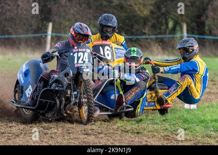 Purleigh Barns Farm, Latchingdon, Essex, Großbritannien. 29. Oktober 2022. Solo- und Seitenwagen-Motorräder sowie Quad-Bikes fuhren in verschiedenen Klassen auf einem Feld in der Nähe von Maldon in Essex um eine schlammige ovale Rennstrecke, organisiert vom Southend & District Motorcycle Club. Grasstrack-Rennen ist ähnlich wie Speedway-Rennen. Die Wettkampfklassen variieren zwischen im Uhrzeigersinn und gegen den Uhrzeigersinn. Die Motorleistung reicht bis zu 1000cc und umfasst Vintage-Maschinen vor 1975. 124 - Danny Hill und Harry Hill in der linken Seitenwagenklasse Stockfoto