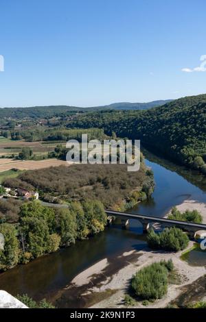 Blick über das Dordogne-Tal und die malerische Landschaft von oben im Schloss Castelnaud-la-Chapelle, blauer Himmel Stockfoto