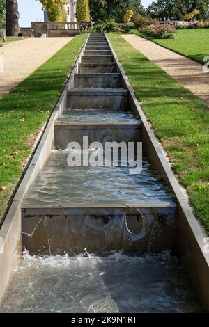 Wasserspiele im Designergarten des Chateau des Milandes, dem ehemaligen Wohnsitz von Josephine Baker, Dordogne, Frankreich Stockfoto