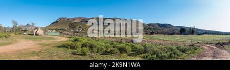 KROMRIVIER, SÜDAFRIKA - SEP 7, 2022: Panoramalandschaft am Kromrivier Cederberg Park am Westkap Cederberg. Chalets und Glamping-Zelte sind es Stockfoto