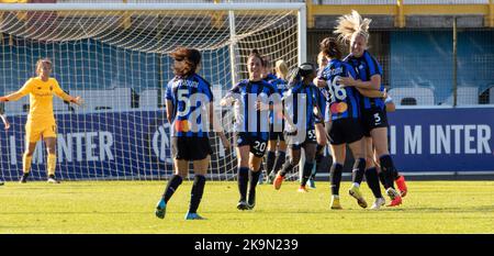 Mailand, Italien. 29. Oktober 2022. Inter Goal-Fete während Inter - FC Internazionale vs AS Roma, Italienischer Fußball Serie A Frauenspiel in Mailand, Italien, Oktober 29 2022 Kredit: Unabhängige Fotoagentur/Alamy Live News Stockfoto