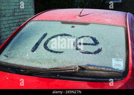 Eis im Eis auf der Windschutzscheibe eines Autos. Stockfoto