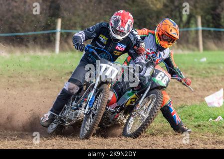 Purleigh Barns Farm, Latchingdon, Essex, Großbritannien. 29. Oktober 2022. Solo- und Seitenwagen-Motorräder sowie Quad-Bikes fuhren in verschiedenen Klassen auf einem Feld in der Nähe von Maldon in Essex um eine schlammige ovale Rennstrecke, organisiert vom Southend & District Motorcycle Club. Grasstrack-Rennen ist ähnlich wie Speedway-Rennen. Die Wettkampfklassen variieren zwischen im Uhrzeigersinn und gegen den Uhrzeigersinn. Die Motorleistung reicht bis zu 1000cc und umfasst Vintage-Maschinen vor 1975. GT140 Einzelunterricht Stockfoto