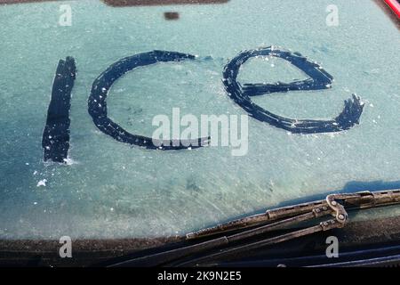 Eis im Eis auf der Windschutzscheibe eines Autos. Stockfoto