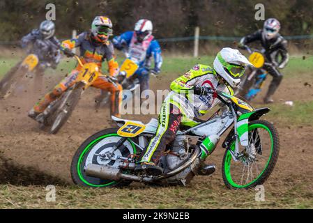 Purleigh Barns Farm, Latchingdon, Essex, Großbritannien. 29. Oktober 2022. Solo- und Seitenwagen-Motorräder sowie Quad-Bikes fuhren in verschiedenen Klassen auf einem Feld in der Nähe von Maldon in Essex um eine schlammige ovale Rennstrecke, organisiert vom Southend & District Motorcycle Club. Grasstrack-Rennen ist ähnlich wie Speedway-Rennen. Die Wettkampfklassen variieren zwischen im Uhrzeigersinn und gegen den Uhrzeigersinn. Die Motorleistung reicht bis zu 1000cc und umfasst Vintage-Maschinen vor 1975. Aufrechte Solo-Klasse Stockfoto