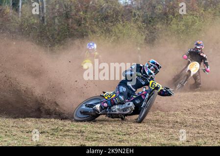 Purleigh Barns Farm, Latchingdon, Essex, Großbritannien. 29. Oktober 2022. Solo- und Seitenwagen-Motorräder sowie Quad-Bikes fuhren in verschiedenen Klassen auf einem Feld in der Nähe von Maldon in Essex um eine schlammige ovale Rennstrecke, organisiert vom Southend & District Motorcycle Club. Grasstrack-Rennen ist ähnlich wie Speedway-Rennen. Die Wettkampfklassen variieren zwischen im Uhrzeigersinn und gegen den Uhrzeigersinn. Die Motorleistung reicht bis zu 1000cc und umfasst Vintage-Maschinen vor 1975. 69 - Chad Wirtzfeld in 500cc Soloklasse Stockfoto