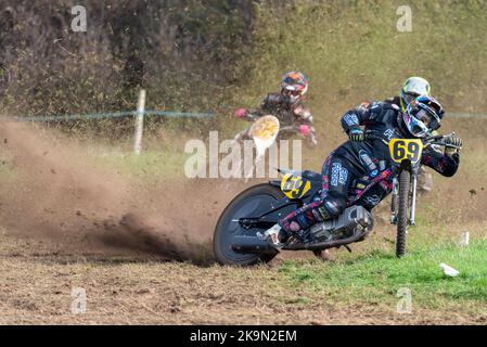 Purleigh Barns Farm, Latchingdon, Essex, Großbritannien. 29. Oktober 2022. Solo- und Seitenwagen-Motorräder sowie Quad-Bikes fuhren in verschiedenen Klassen auf einem Feld in der Nähe von Maldon in Essex um eine schlammige ovale Rennstrecke, organisiert vom Southend & District Motorcycle Club. Grasstrack-Rennen ist ähnlich wie Speedway-Rennen. Die Wettkampfklassen variieren zwischen im Uhrzeigersinn und gegen den Uhrzeigersinn. Die Motorleistung reicht bis zu 1000cc und umfasst Vintage-Maschinen vor 1975. 69 - Chad Wirtzfeld in 500cc Soloklasse Stockfoto