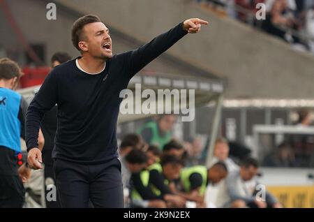 Stuttgart, Deutschland. 29. Oktober 2022. Fußball: Bundesliga, VfB Stuttgart - FC Augsburg, Matchday 12, Mercedes-Benz Arena Coach Enrico Maaßen aus Augsburg gibt Instruktionen an seine Mannschaft. Kredit: Hasan Bratic/dpa - WICHTIGER HINWEIS: Gemäß den Anforderungen der DFL Deutsche Fußball Liga und des DFB Deutscher Fußball-Bund ist es untersagt, im Stadion und/oder vom Spiel aufgenommene Fotos in Form von Sequenzbildern und/oder videoähnlichen Fotoserien zu verwenden oder zu verwenden./dpa/Alamy Live News Stockfoto