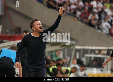 Stuttgart, Deutschland. 29. Oktober 2022. Fußball: Bundesliga, VfB Stuttgart - FC Augsburg, Matchday 12, Mercedes-Benz Arena Coach Enrico Maaßen aus Augsburg gibt Instruktionen an seine Mannschaft. Kredit: Hasan Bratic/dpa - WICHTIGER HINWEIS: Gemäß den Anforderungen der DFL Deutsche Fußball Liga und des DFB Deutscher Fußball-Bund ist es untersagt, im Stadion und/oder vom Spiel aufgenommene Fotos in Form von Sequenzbildern und/oder videoähnlichen Fotoserien zu verwenden oder zu verwenden./dpa/Alamy Live News Stockfoto