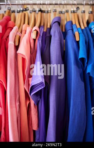 Bunte Nachhaltige Kleidung Hängen An Der Schiene In Charity Oder Thrift Store Verkauf Von Nachhaltiger Mode Stockfoto