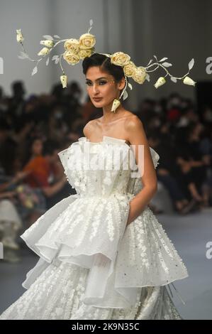 Jakarta, Indonesien. 29. Oktober 2022. Ein Model präsentiert eine Kreation auf der Ausstellung „The Kingdom“, die Abineri Ang während der Jakarta Fashion Week 2023 in Jakarta, Indonesien, am 29. Oktober 2022 präsentierte. Kredit: Zulkarnain/Xinhua/Alamy Live Nachrichten Stockfoto