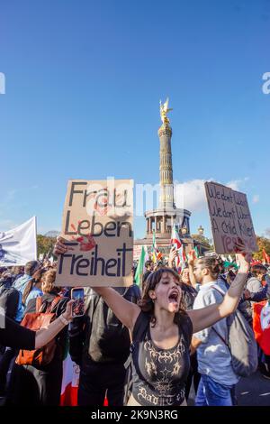 Großdemo gegen das Regime der Mullahs im Iran. Auslösende der Demonstrationen war der Tod der 22-jährigen Masha Amini. 22.10.2022, Berlin-Mitte, Tierg Stockfoto