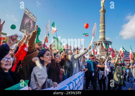 Großdemo gegen das Regime der Mullahs im Iran. Auslösende der Demonstrationen war der Tod der 22-jährigen Masha Amini. 22.10.2022, Berlin-Mitte, Tierg Stockfoto