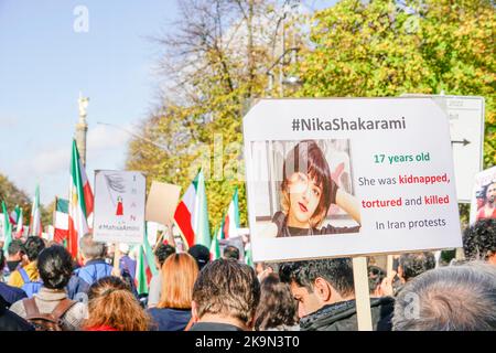 Großdemo gegen das Regime der Mullahs im Iran. Auslösende der Demonstrationen war der Tod der 22-jährigen Masha Amini. 22.10.2022, Berlin-Mitte, Tierg Stockfoto