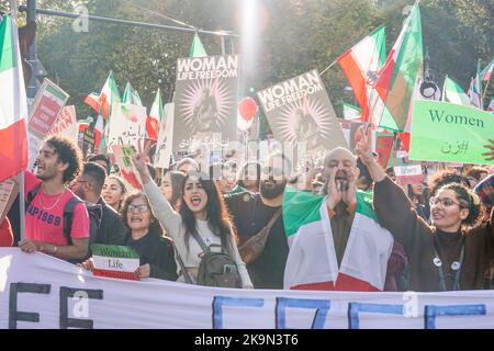 Großdemo gegen das Regime der Mullahs im Iran. Auslösende der Demonstrationen war der Tod der 22-jährigen Masha Amini. 22.10.2022, Berlin-Mitte, Tierg Stockfoto