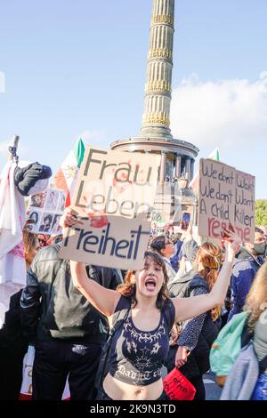 Großdemo gegen das Regime der Mullahs im Iran. Auslösende der Demonstrationen war der Tod der 22-jährigen Masha Amini. 22.10.2022, Berlin-Mitte, Tierg Stockfoto