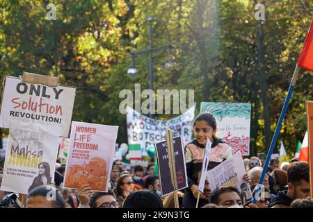 Großdemo gegen das Regime der Mullahs im Iran. Auslösende der Demonstrationen war der Tod der 22-jährigen Masha Amini. 22.10.2022, Berlin-Mitte, Tierg Stockfoto