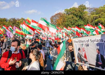 Großdemo gegen das Regime der Mullahs im Iran. Auslösende der Demonstrationen war der Tod der 22-jährigen Masha Amini. 22.10.2022, Berlin-Mitte, Tierg Stockfoto