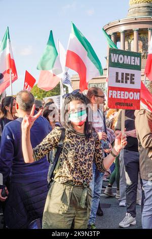 Großdemo gegen das Regime der Mullahs im Iran. Auslösende der Demonstrationen war der Tod der 22-jährigen Masha Amini. 22.10.2022, Berlin-Mitte, Tierg Stockfoto