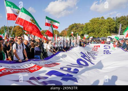 Großdemo gegen das Regime der Mullahs im Iran. Auslösende der Demonstrationen war der Tod der 22-jährigen Masha Amini. 22.10.2022, Berlin-Mitte, Tierg Stockfoto