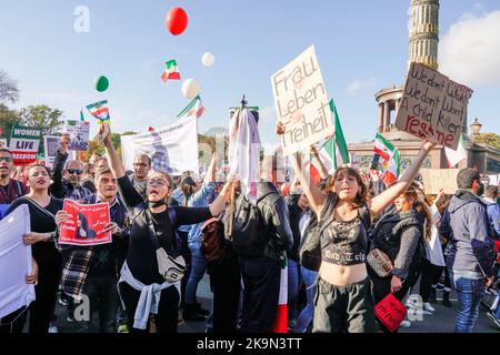 Großdemo gegen das Regime der Mullahs im Iran. Auslösende der Demonstrationen war der Tod der 22-jährigen Masha Amini. 22.10.2022, Berlin-Mitte, Tierg Stockfoto