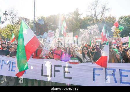 Großdemo gegen das Regime der Mullahs im Iran. Auslösende der Demonstrationen war der Tod der 22-jährigen Masha Amini. 22.10.2022, Berlin-Mitte, Tierg Stockfoto