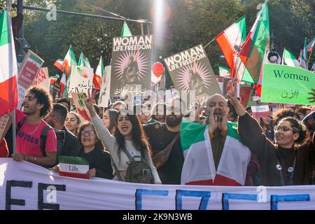 Großdemo gegen das Regime der Mullahs im Iran. Auslösende der Demonstrationen war der Tod der 22-jährigen Masha Amini. 22.10.2022, Berlin-Mitte, Tierg Stockfoto