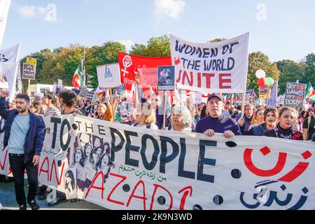 Großdemo gegen das Regime der Mullahs im Iran. Auslösende der Demonstrationen war der Tod der 22-jährigen Masha Amini. 22.10.2022, Berlin-Mitte, Tierg Stockfoto