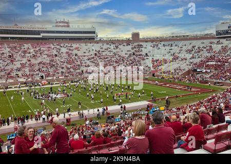 Tallahassee, Florida - 16. November 2013: Fans treffen sich im Doak Campbell Stadium, um ein Fußballspiel der Florida State University zu sehen. Stockfoto