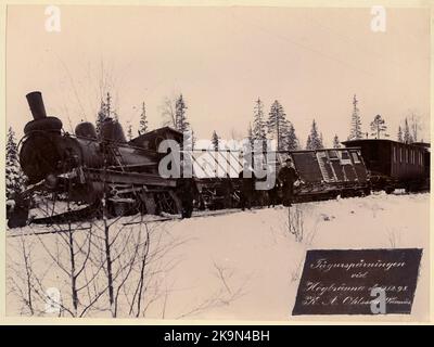 Zugverfolgung neben Nyåker. Es war der sogenannte Nyåkers-Unfall. Die Lokomotive auf dem Bild ist wahrscheinlich SJ KC3 333. Die Lokomotive hieß Adalsten und wurde 1885 von Motala Workshop hergestellt. Fertigungsnummer 77. 1918 verschrottet. Stockfoto