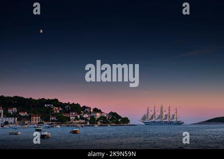 Das größte Segelschiff der Welt, Royal Clipper, verlässt Hvar, Insel Hvar, Kroatien Stockfoto