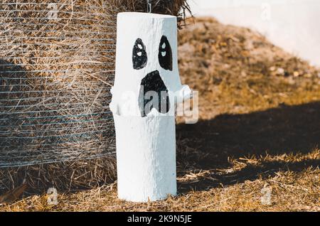 Fotozone für Halloween mit festlichen handgefertigten Utensilien. Monsterdekorationen für Halloween im Freien Stockfoto