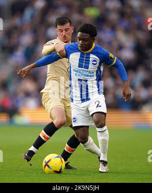 Tariq Lamptey von Brighton und Hove Albion (rechts) und der Mason Mount von Chelsea kämpfen während des Premier League-Spiels im Amex Stadium in Brighton um den Ball. Bilddatum: Samstag, 29. Oktober 2022. Stockfoto