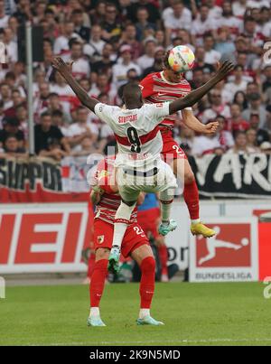 Stuttgart, Deutschland. 29. Oktober 2022. Fußball: Bundesliga, VfB Stuttgart - FC Augsburg, Matchday 12, die Mercedes-Benz Arena Serhou Guirassy (L) aus Stuttgart und Lukas Petkov aus Augsburg kämpfen um den Ball. Kredit: Hasan Bratic/dpa - WICHTIGER HINWEIS: Gemäß den Anforderungen der DFL Deutsche Fußball Liga und des DFB Deutscher Fußball-Bund ist es untersagt, im Stadion und/oder vom Spiel aufgenommene Fotos in Form von Sequenzbildern und/oder videoähnlichen Fotoserien zu verwenden oder zu verwenden./dpa/Alamy Live News Stockfoto