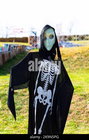 Fotozone für Halloween mit festlichen handgefertigten Utensilien. Monsterdekorationen für Halloween im Freien Stockfoto