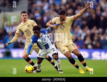 Tariq Lamptey von Brighton und Hove Albion sowie Armando Broja von Chelsea (rechts) kämpfen während des Premier League-Spiels im Amex Stadium in Brighton um den Ball. Bilddatum: Samstag, 29. Oktober 2022. Stockfoto