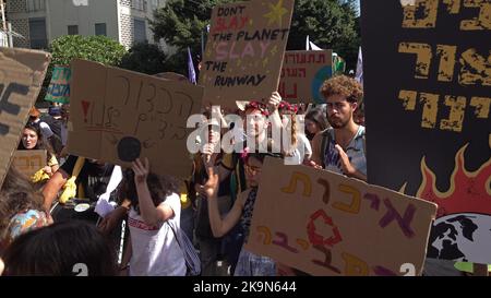 TEL AVIV, ISRAEL - 28. OKTOBER: Demonstranten halten während des jährlichen klimamarsches Schilder hoch, um am 28. Oktober 2022 in Tel Aviv, Israel, auf die Öffentlichkeit aufmerksam zu machen und zu Regierungsaktionen zu rufen. Der klimamarsch fand zum siebten Mal im Vorfeld der Klimakonferenz der Vereinten Nationen COP27 statt, die am 6. November offiziell im ägyptischen Ferienort Sharm el Sheikh eröffnet wird. Kredit: Eddie Gerald/Alamy Live Nachrichten Stockfoto