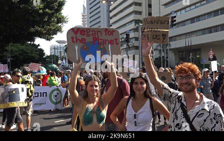 TEL AVIV, ISRAEL - 28. OKTOBER: Demonstranten halten während des jährlichen klimamarsches Schilder hoch, um am 28. Oktober 2022 in Tel Aviv, Israel, auf die Öffentlichkeit aufmerksam zu machen und zu Regierungsaktionen zu rufen. Der klimamarsch fand zum siebten Mal im Vorfeld der Klimakonferenz der Vereinten Nationen COP27 statt, die am 6. November offiziell im ägyptischen Ferienort Sharm el Sheikh eröffnet wird. Kredit: Eddie Gerald/Alamy Live Nachrichten Stockfoto