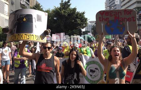 TEL AVIV, ISRAEL - 28. OKTOBER: Demonstranten halten während des jährlichen klimamarsches Schilder hoch, um am 28. Oktober 2022 in Tel Aviv, Israel, auf die Öffentlichkeit aufmerksam zu machen und zu Regierungsaktionen zu rufen. Der klimamarsch fand zum siebten Mal im Vorfeld der Klimakonferenz der Vereinten Nationen COP27 statt, die am 6. November offiziell im ägyptischen Ferienort Sharm el Sheikh eröffnet wird. Kredit: Eddie Gerald/Alamy Live Nachrichten Stockfoto