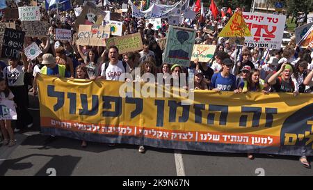 TEL AVIV, ISRAEL - 28. OKTOBER: Demonstranten halten während des jährlichen klimamarsches Schilder hoch, um am 28. Oktober 2022 in Tel Aviv, Israel, auf die Öffentlichkeit aufmerksam zu machen und zu Regierungsaktionen zu rufen. Der klimamarsch fand zum siebten Mal im Vorfeld der Klimakonferenz der Vereinten Nationen COP27 statt, die am 6. November offiziell im ägyptischen Ferienort Sharm el Sheikh eröffnet wird. Kredit: Eddie Gerald/Alamy Live Nachrichten Stockfoto