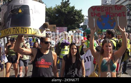 TEL AVIV, ISRAEL - 28. OKTOBER: Demonstranten halten während des jährlichen klimamarsches Schilder hoch, um am 28. Oktober 2022 in Tel Aviv, Israel, auf die Öffentlichkeit aufmerksam zu machen und zu Regierungsaktionen zu rufen. Der klimamarsch fand zum siebten Mal im Vorfeld der Klimakonferenz der Vereinten Nationen COP27 statt, die am 6. November offiziell im ägyptischen Ferienort Sharm el Sheikh eröffnet wird. Kredit: Eddie Gerald/Alamy Live Nachrichten Stockfoto