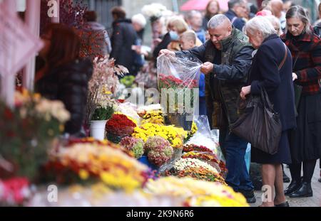 Am 29. Oktober 2022 wurde in Zagreb, Kroatien, der berühmte Blumenmarkt Splavnica, zwischen dem Ban Jelacic Platz und dem Dolac Markt, vor Allerheiligen, zum Kauf von Blumenarrangements gesehen. Foto: Sanjin Strukic/PIXSELL Credit: Pixsell Foto- und Videoagentur/Alamy Live News Stockfoto