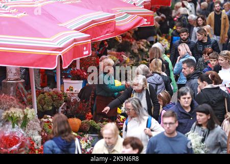 Am 29. Oktober 2022 wurde in Zagreb, Kroatien, der berühmte Blumenmarkt Splavnica, zwischen dem Ban Jelacic Platz und dem Dolac Markt, vor Allerheiligen, zum Kauf von Blumenarrangements gesehen. Foto: Sanjin Strukic/PIXSELL Credit: Pixsell Foto- und Videoagentur/Alamy Live News Stockfoto