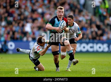 Jack Kenningham (Mitte) von Harlequins wird von Paddy Jackson (links) und Juan Martin Gonzalez aus London während des Spiels der Gallagher Premiership im Londoner Twickenham Stoop angegangen. Bilddatum: Samstag, 29. Oktober 2022. Stockfoto