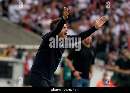 Stuttgart, Deutschland. 29. Oktober 2022. Fußball: Bundesliga, VfB Stuttgart - FC Augsburg, Matchday 12, Mercedes-Benz Arena Coach Enrico Maaßen aus Augsburg gibt Instruktionen an seine Mannschaft. Kredit: Hasan Bratic/dpa - WICHTIGER HINWEIS: Gemäß den Anforderungen der DFL Deutsche Fußball Liga und des DFB Deutscher Fußball-Bund ist es untersagt, im Stadion und/oder vom Spiel aufgenommene Fotos in Form von Sequenzbildern und/oder videoähnlichen Fotoserien zu verwenden oder zu verwenden./dpa/Alamy Live News Stockfoto